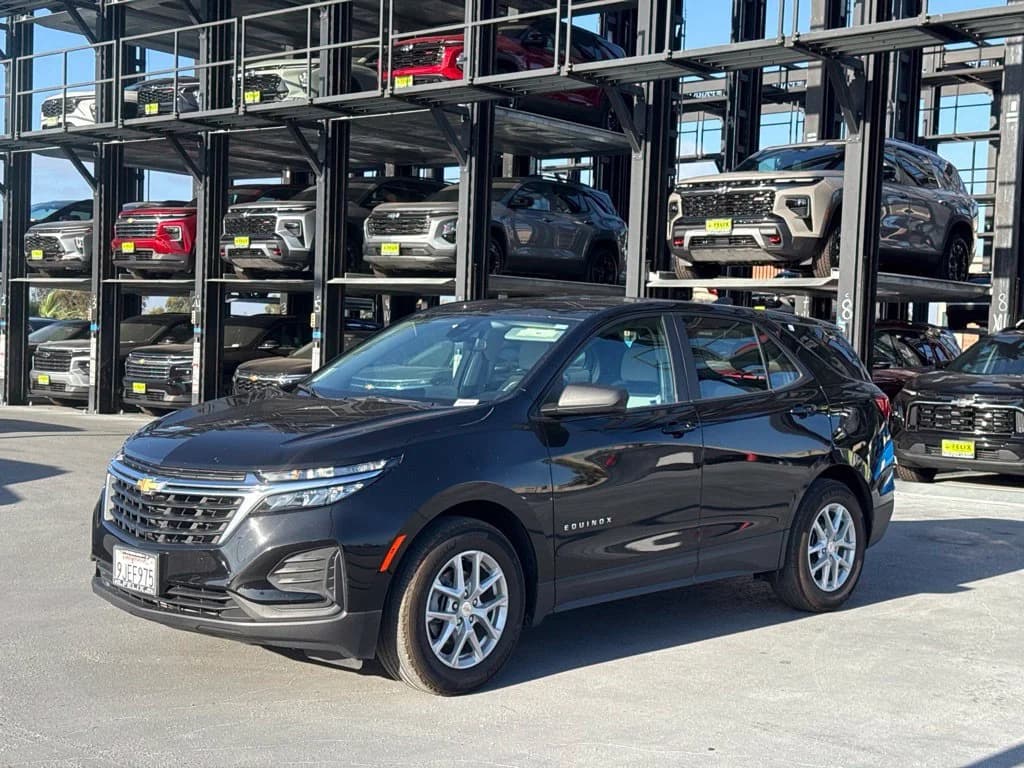 2024 Chevrolet Equinox LS — photo 1 of 12