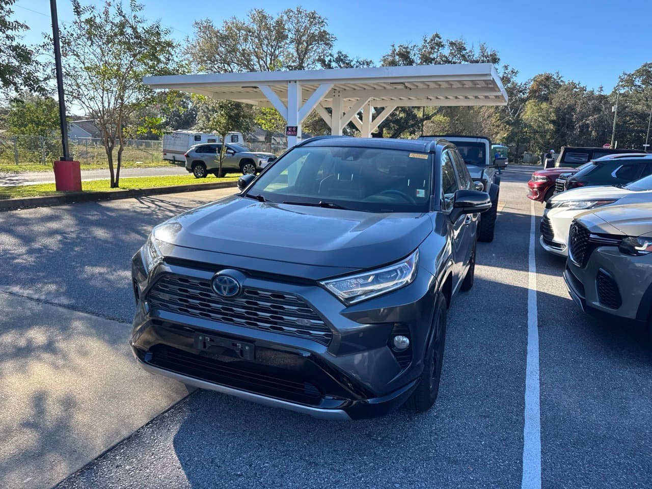 2020 Toyota RAV4 Hybrid XSE — photo 1 of 8