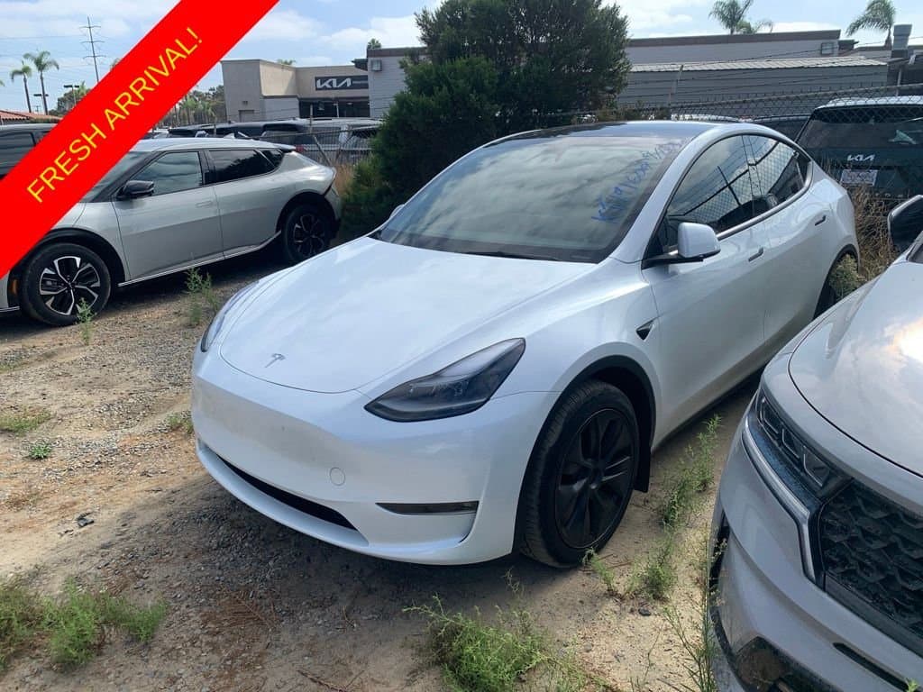 2024 Tesla Model Y Long Range — photo 1 of 10