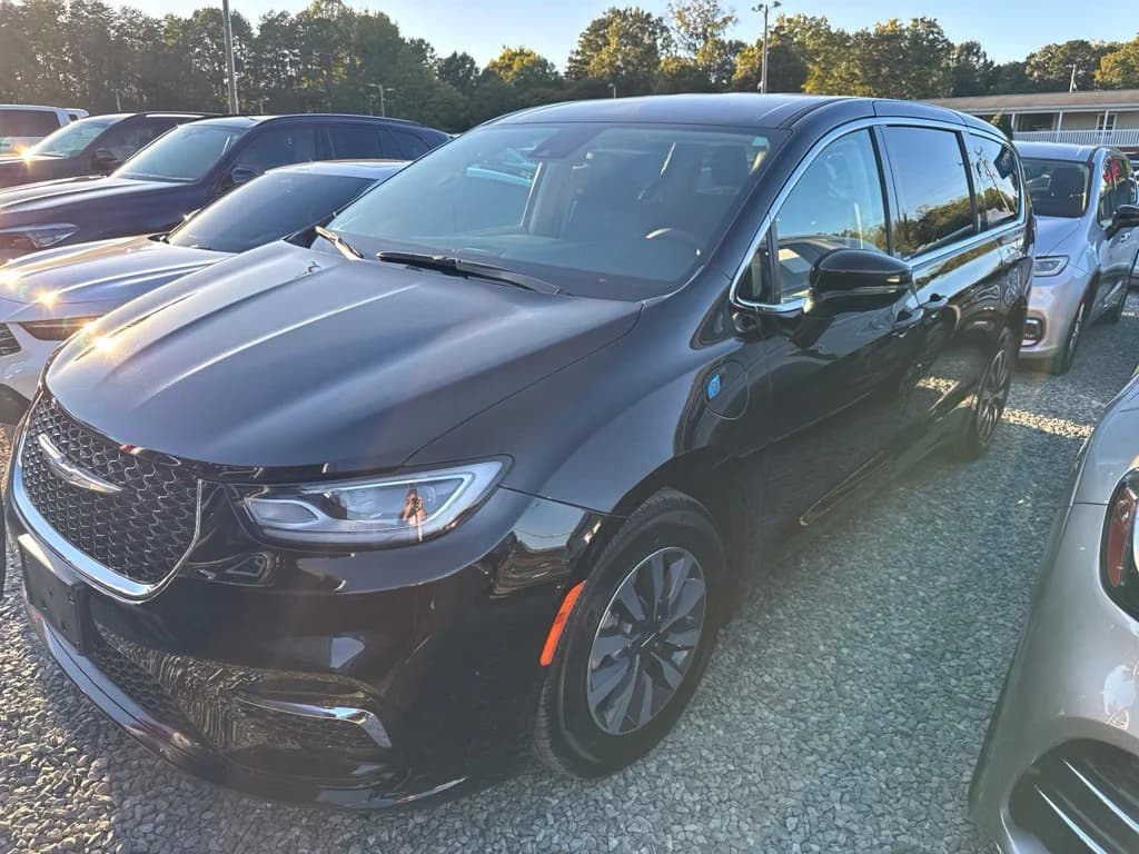 2024 Chrysler Pacifica Hybrid Select — photo 1 of 4
