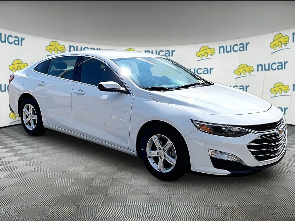 2024 Chevrolet Malibu LT — photo 1 of 10