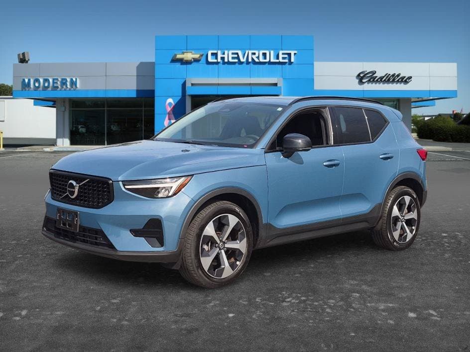 2024 Volvo XC40 Core Bright Theme — photo 1 of 36