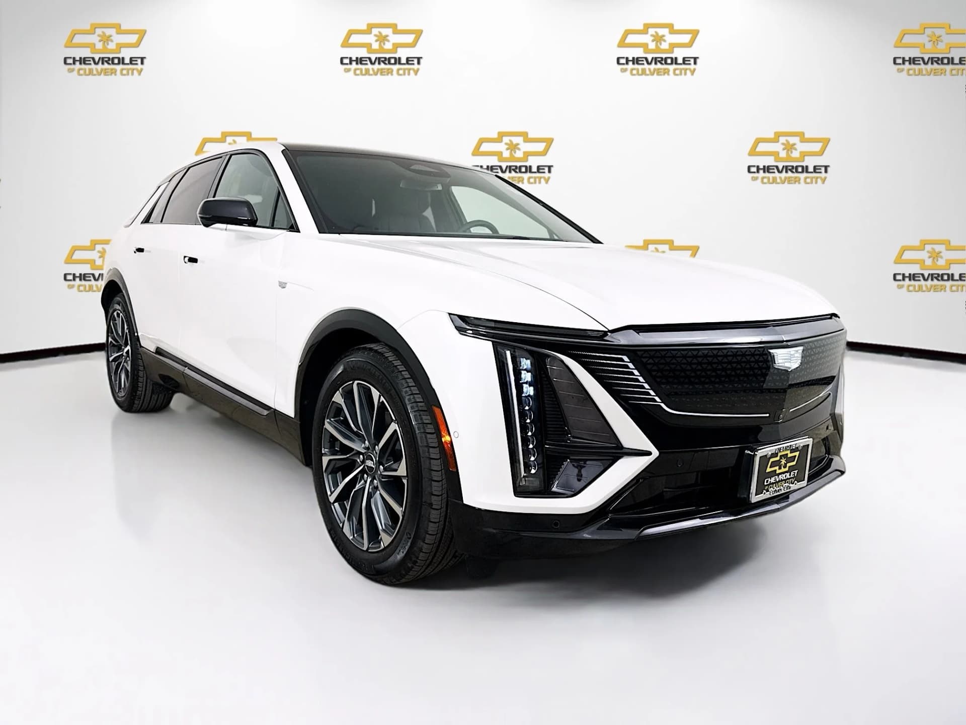 2025 Cadillac LYRIQ Sport 1 — photo 1 of 37
