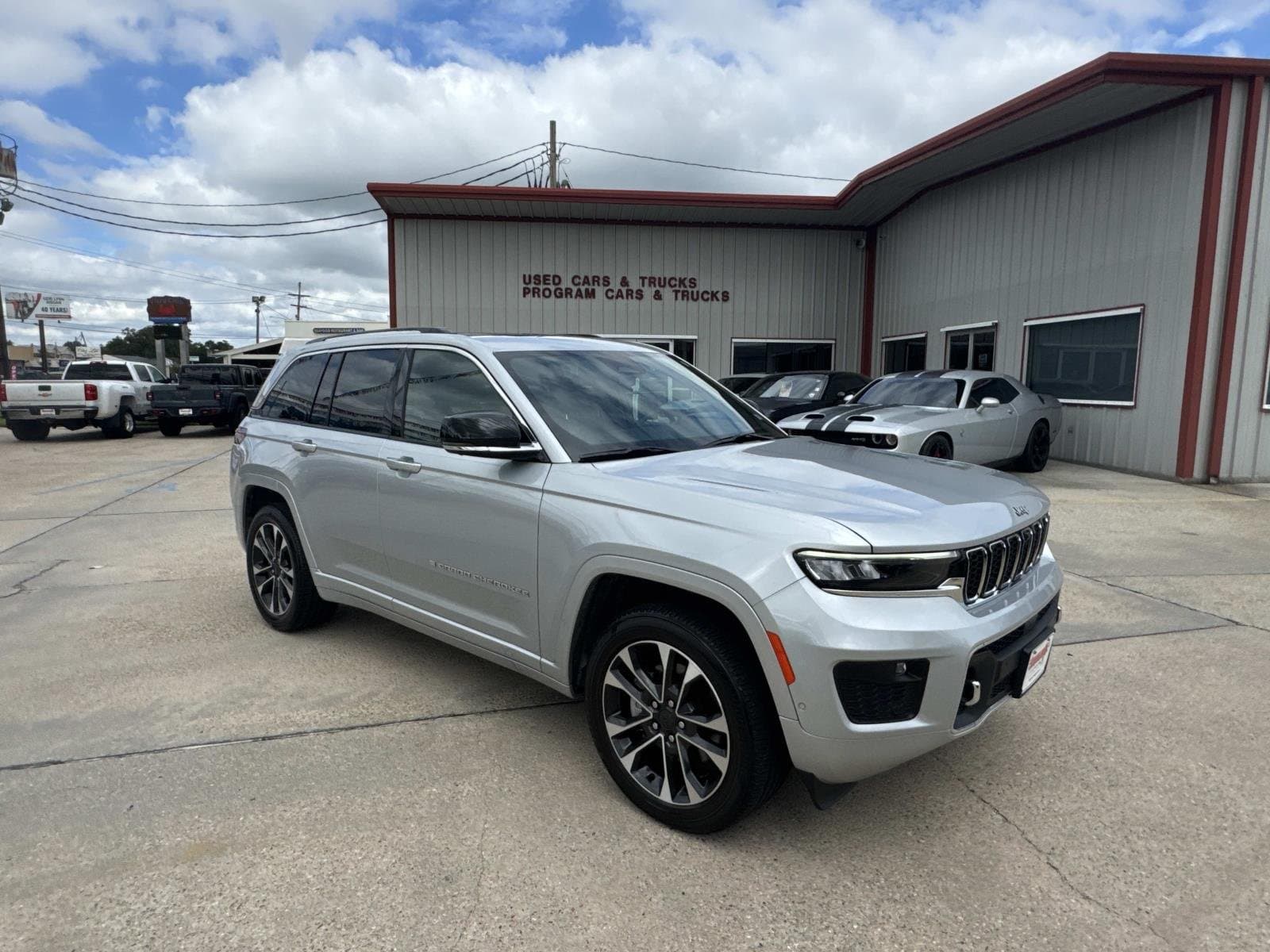 2022 Jeep Grand Cherokee Overland — photo 1 of 27