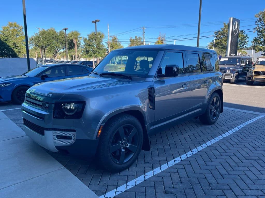 2024 Land Rover Defender SE — photo 1 of 13