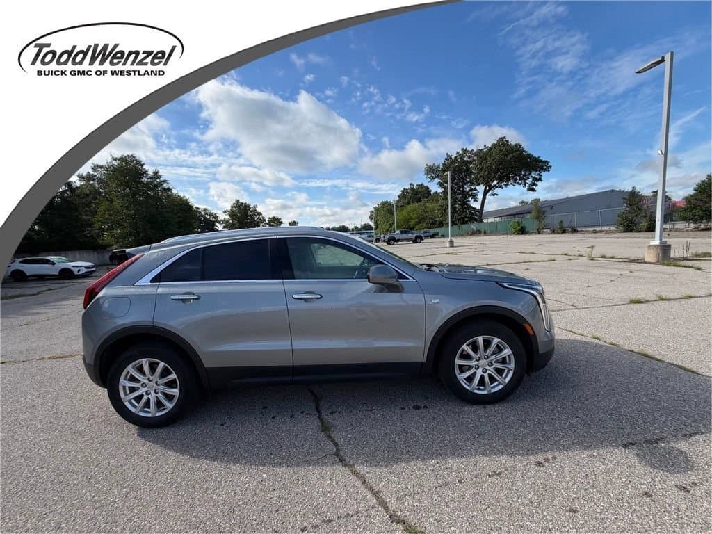 2023 Cadillac XT4 AWD Luxury — photo 1 of 10
