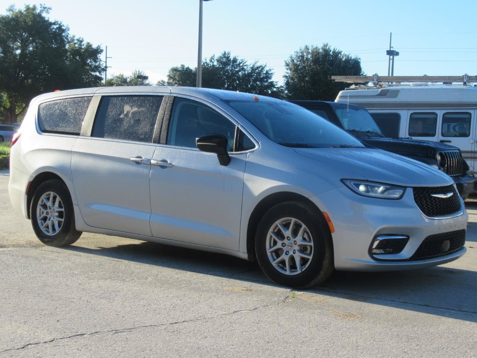 2024 Chrysler Pacifica Touring L — photo 1 of 5