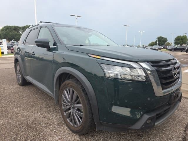 2022 Nissan Pathfinder SL — photo 1 of 4