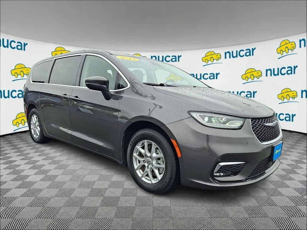 2023 Chrysler Pacifica Touring L — photo 1 of 40