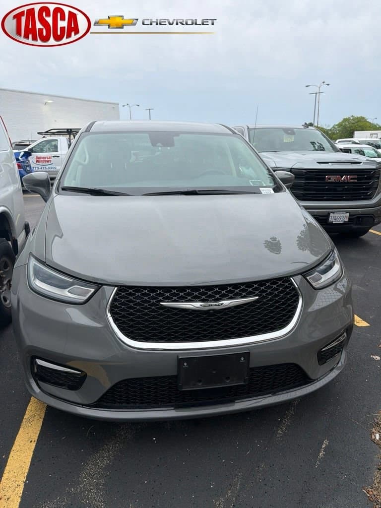 2022 Chrysler Pacifica Hybrid Touring L — photo 1 of 9