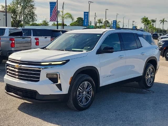 2025 Chevrolet Traverse Base — photo 1 of 33