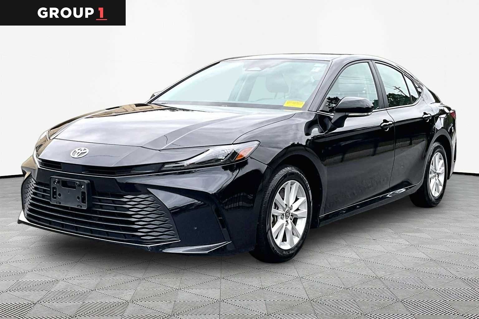 2025 Toyota Camry LE — photo 1 of 34