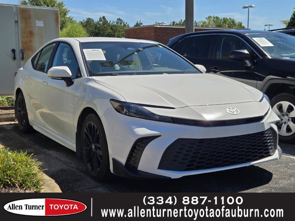2025 Toyota Camry SE — photo 1 of 4