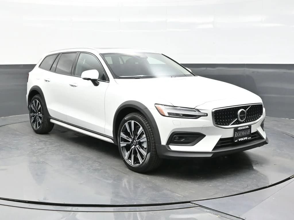 2026 Volvo V60 Cross Country B5 Ultra — photo 1 of 47