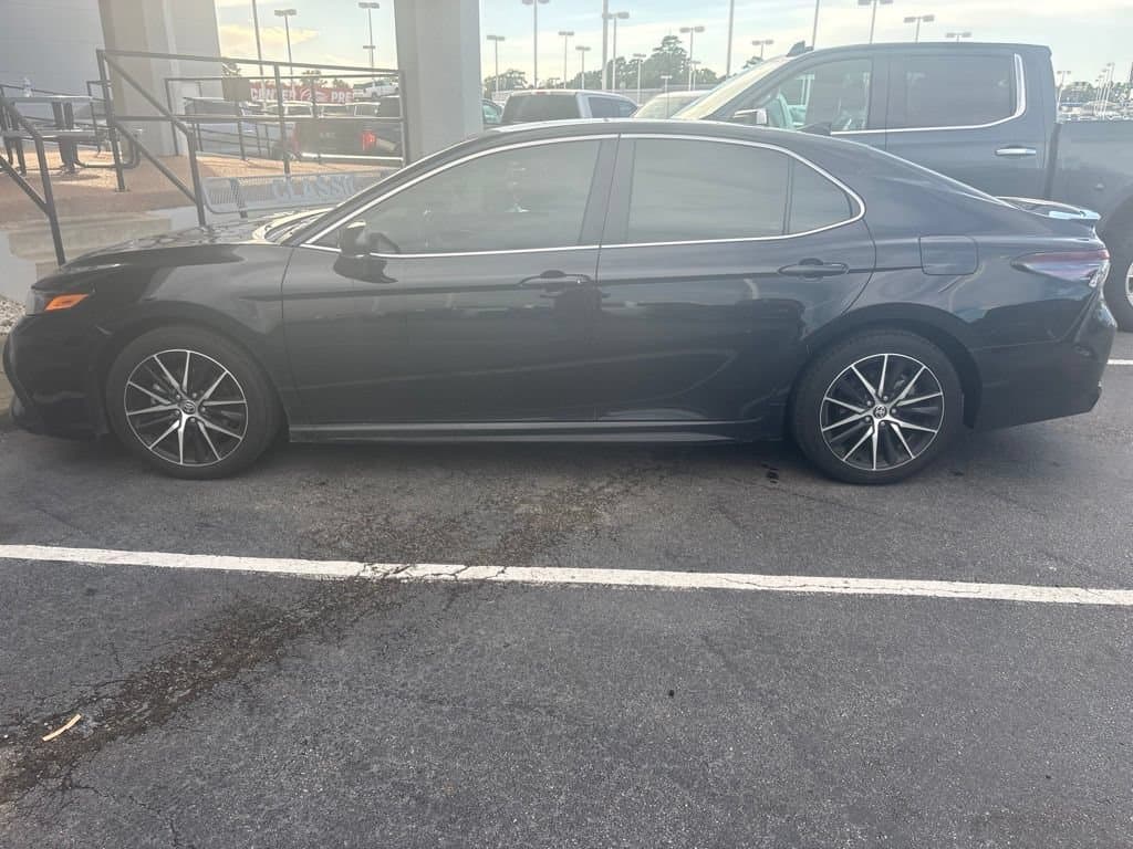 2024 Toyota Camry Base — photo 1 of 3