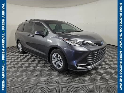 2025 Toyota Sienna Limited — photo 1 of 8