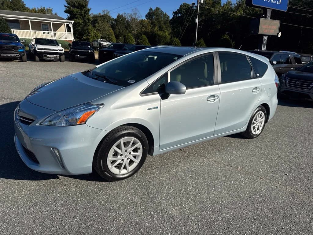 2013 Toyota Prius v Two — photo 1 of 32
