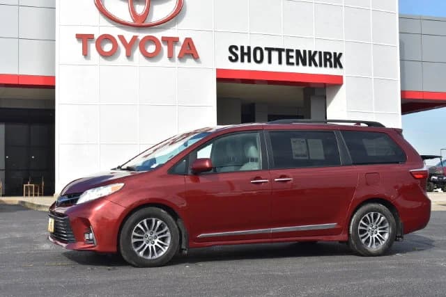 2018 Toyota Sienna XLE — photo 1 of 37