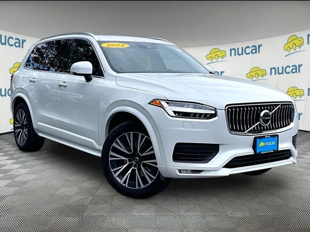 2022 Volvo XC90 Momentum — photo 1 of 37