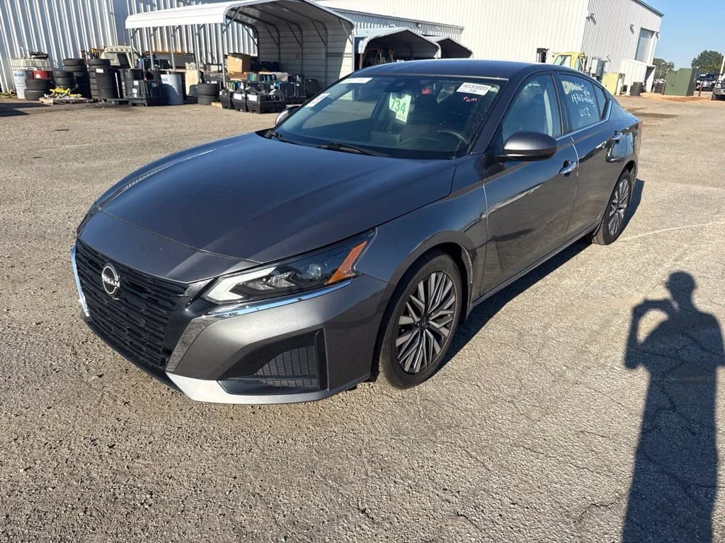 2023 Nissan Altima 2.5 SV — photo 1 of 15