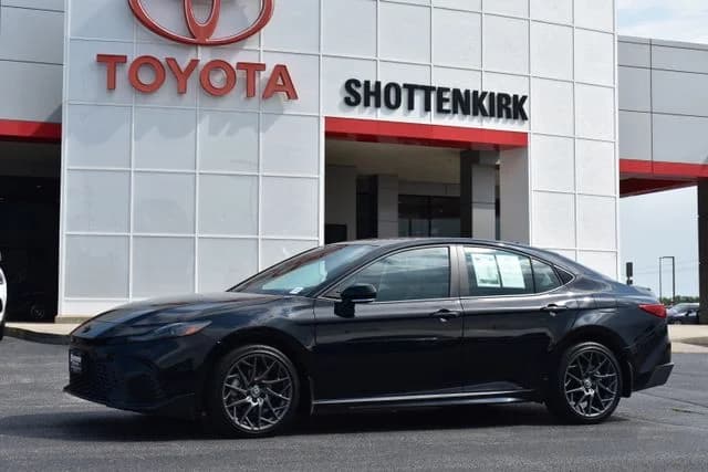 2025 Toyota Camry SE — photo 1 of 34