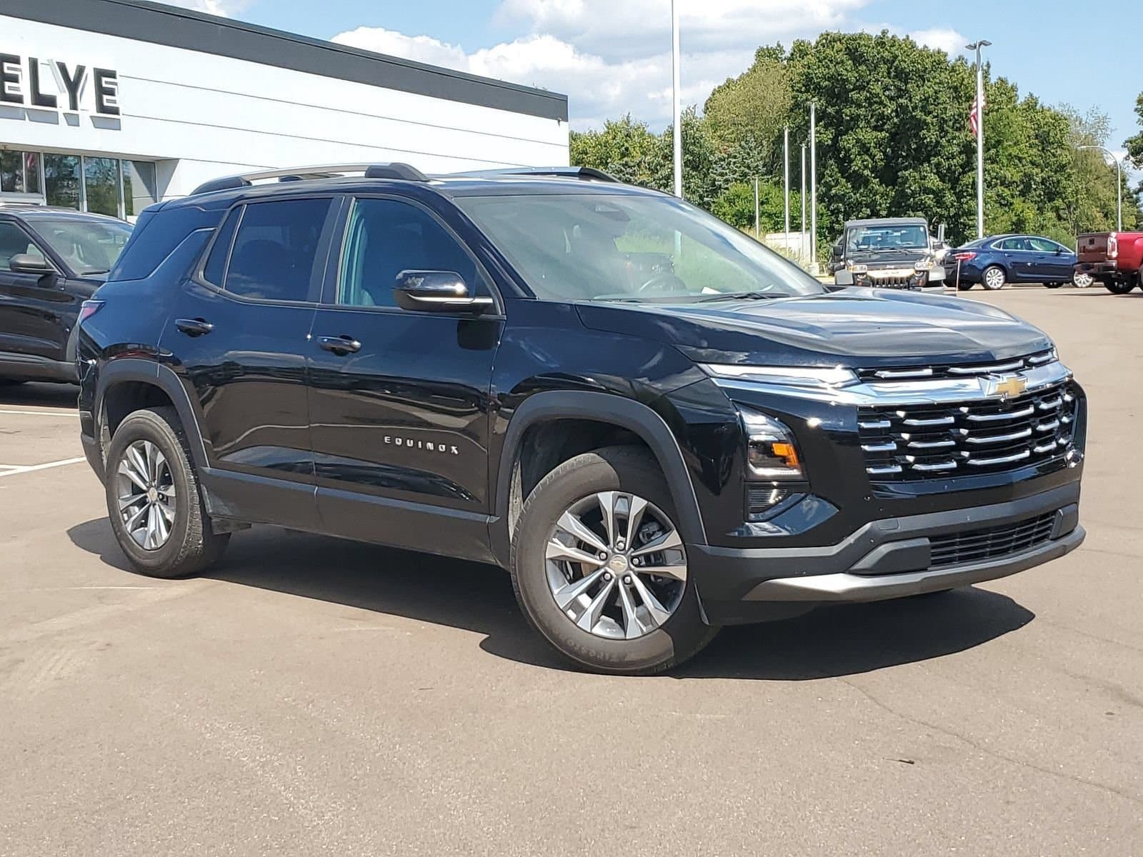 2025 Chevrolet Equinox LT — photo 1 of 24
