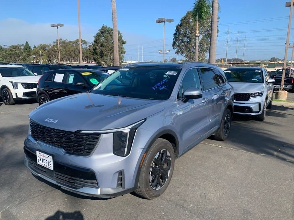 2024 Kia Sorento S — photo 1 of 12