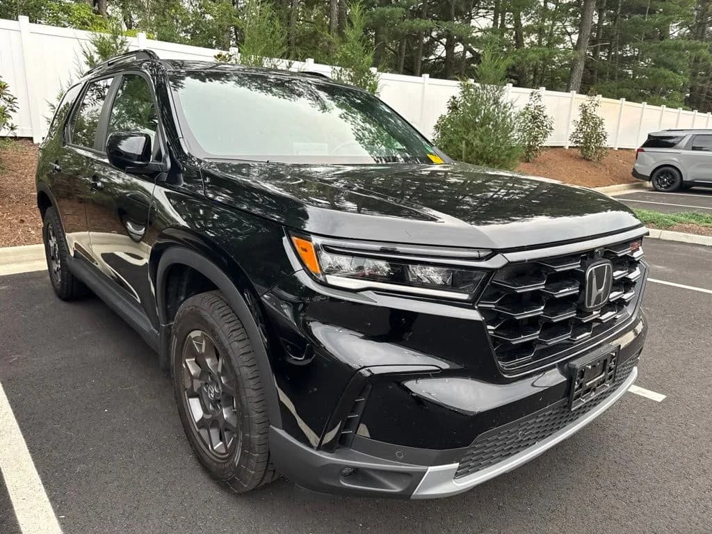 2025 Honda Pilot TrailSport — photo 1 of 9