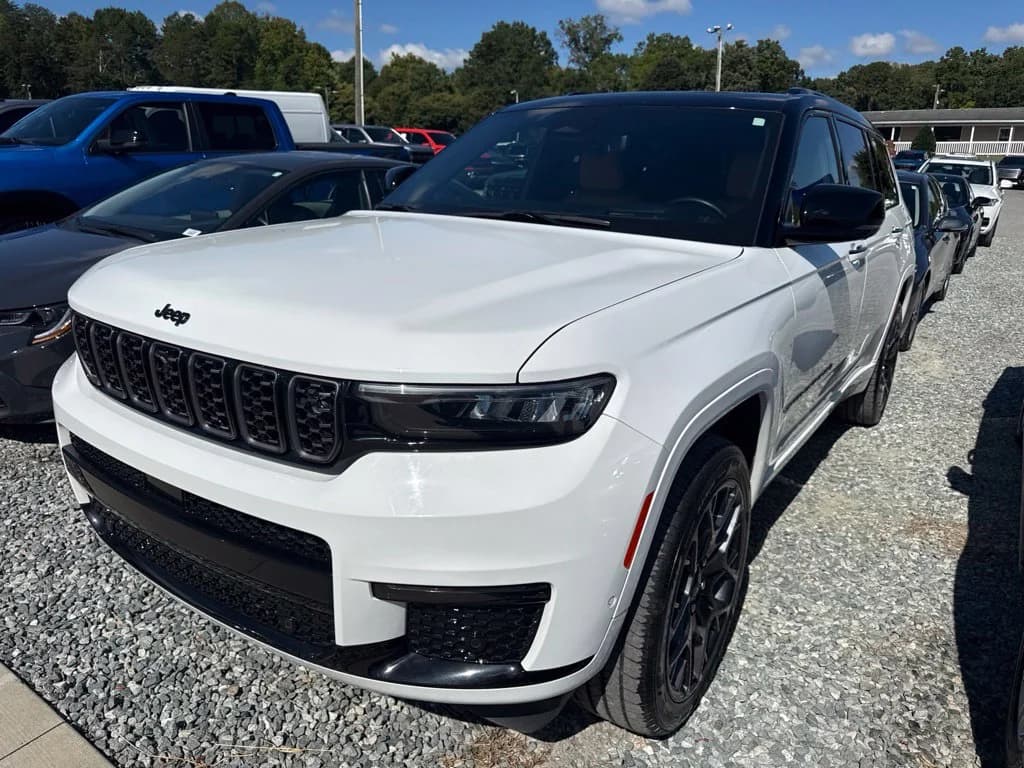 2025 Jeep Grand Cherokee L Summit — photo 1 of 5
