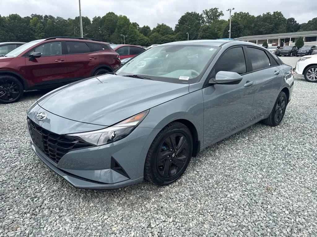 2022 Hyundai Elantra SEL — photo 1 of 4