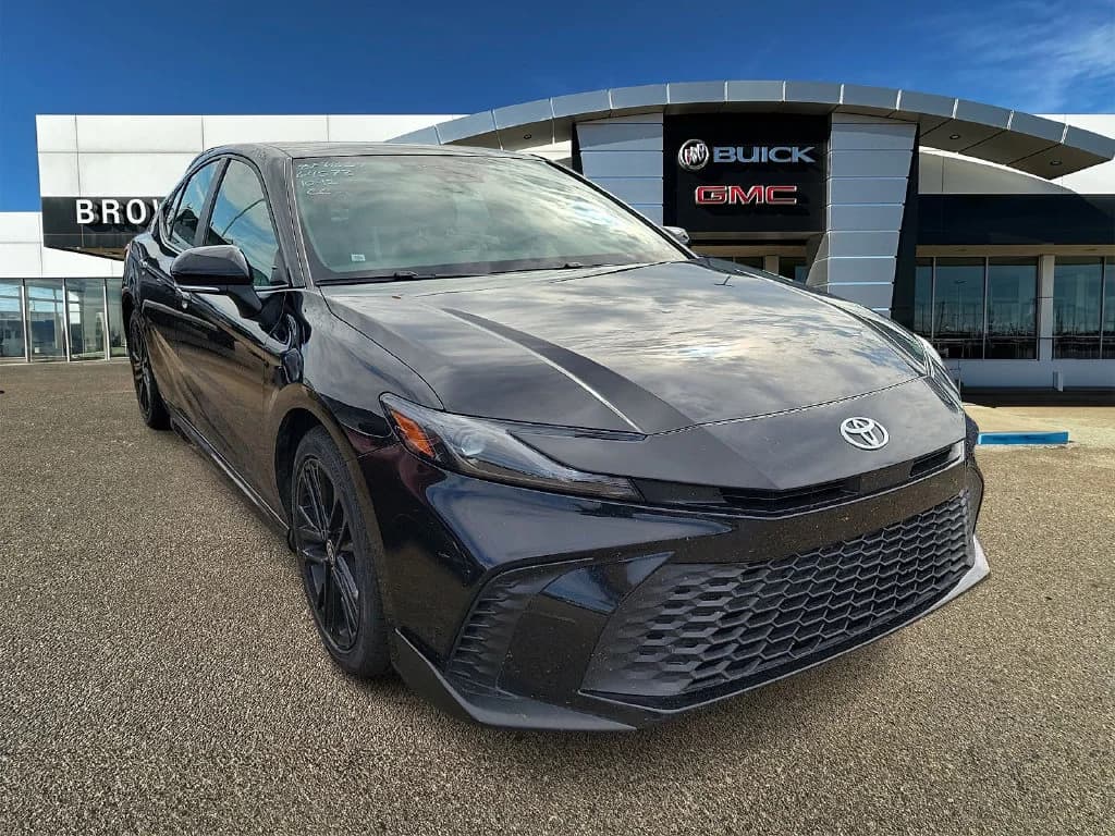 2025 Toyota Camry LE — photo 1 of 4