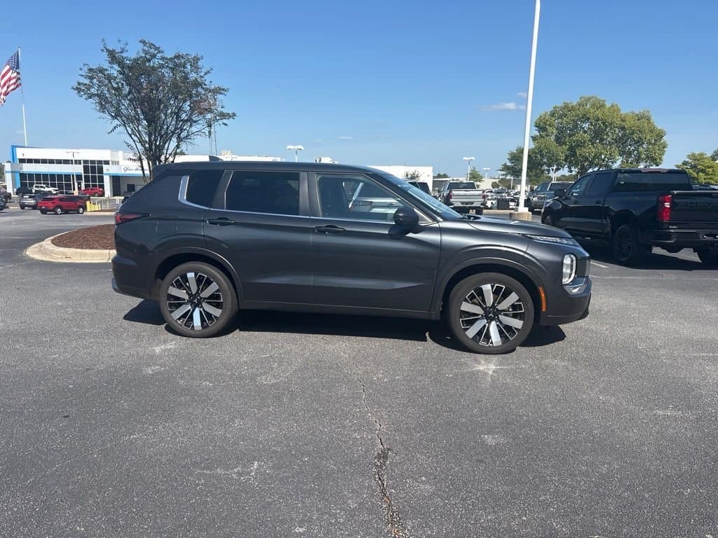 2025 Mitsubishi Outlander SE — photo 1 of 9