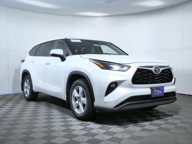2024 Toyota Highlander LE — photo 1 of 27