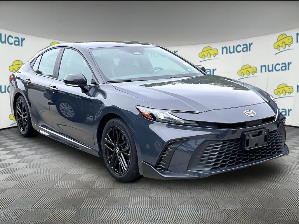 2025 Toyota Camry SE — photo 1 of 3