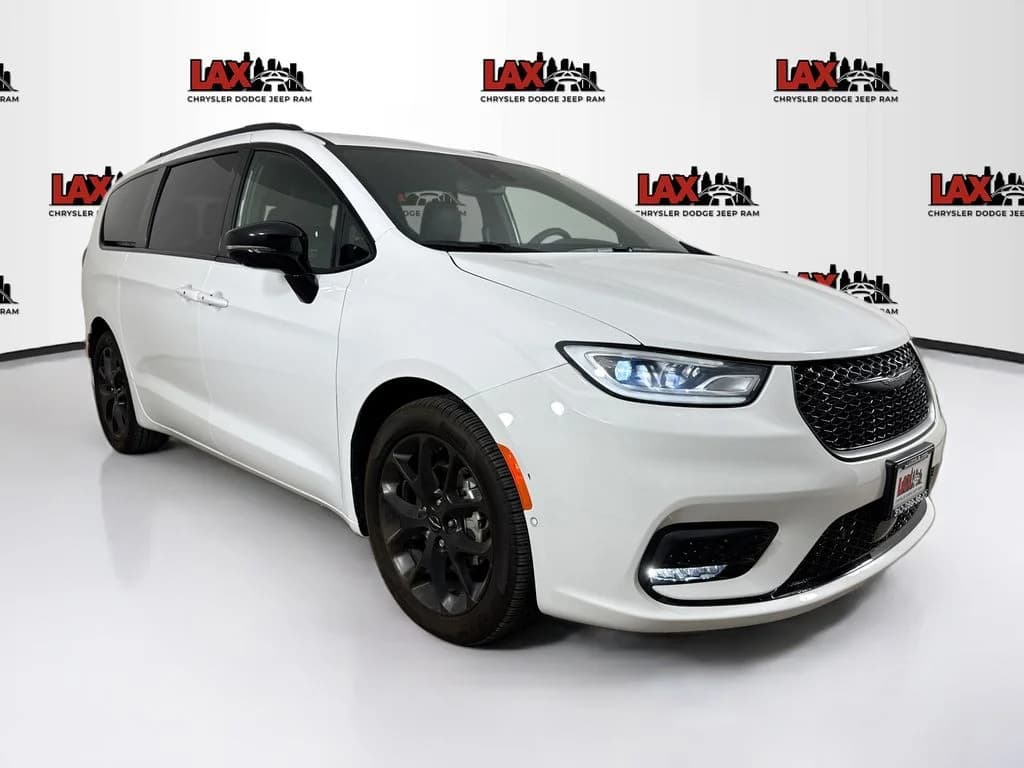 2024 Chrysler Pacifica Touring L — photo 1 of 33
