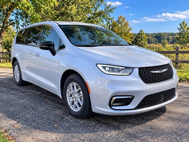 2024 Chrysler Pacifica Touring L — photo 1 of 17