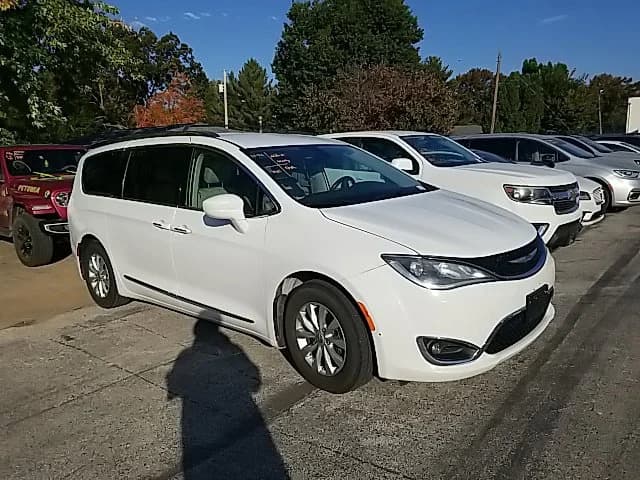 2018 Chrysler Pacifica Touring L — photo 1 of 37