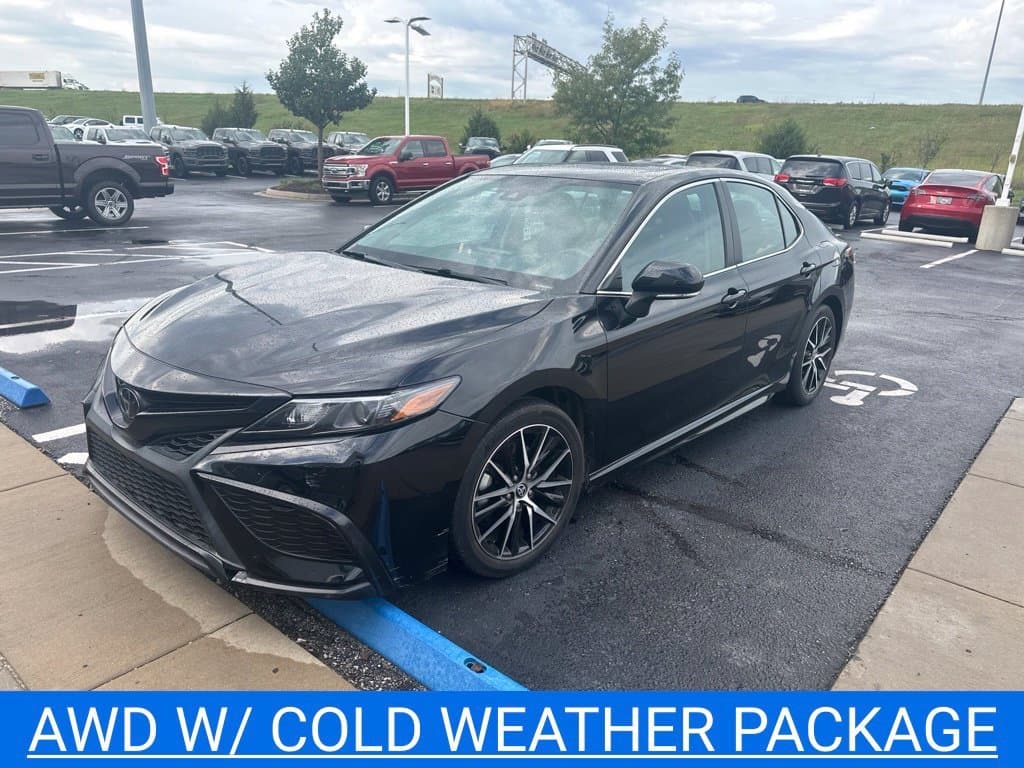 2022 Toyota Camry SE — photo 1 of 6