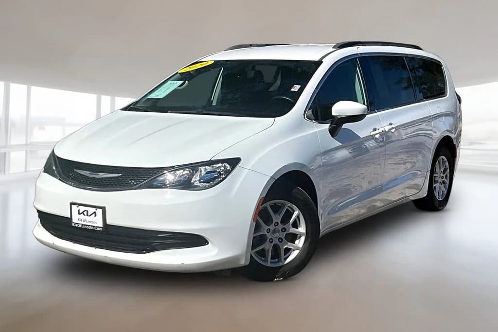 2020 Chrysler Voyager Base — photo 1 of 30