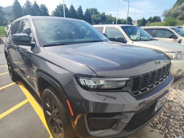 2024 Jeep Grand Cherokee Altitude — photo 1 of 10