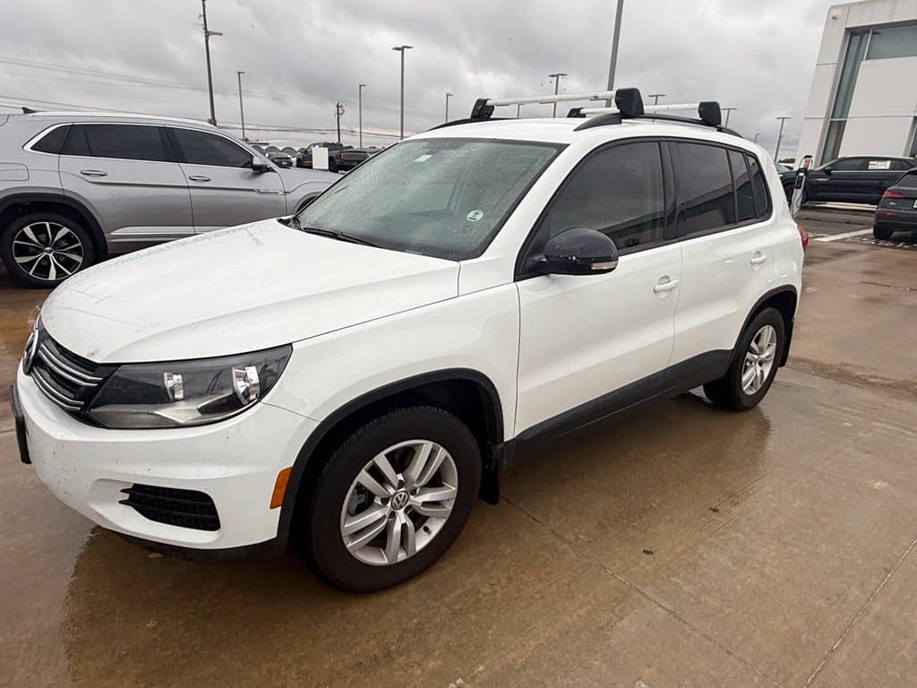 2017 Volkswagen Tiguan S — photo 1 of 10