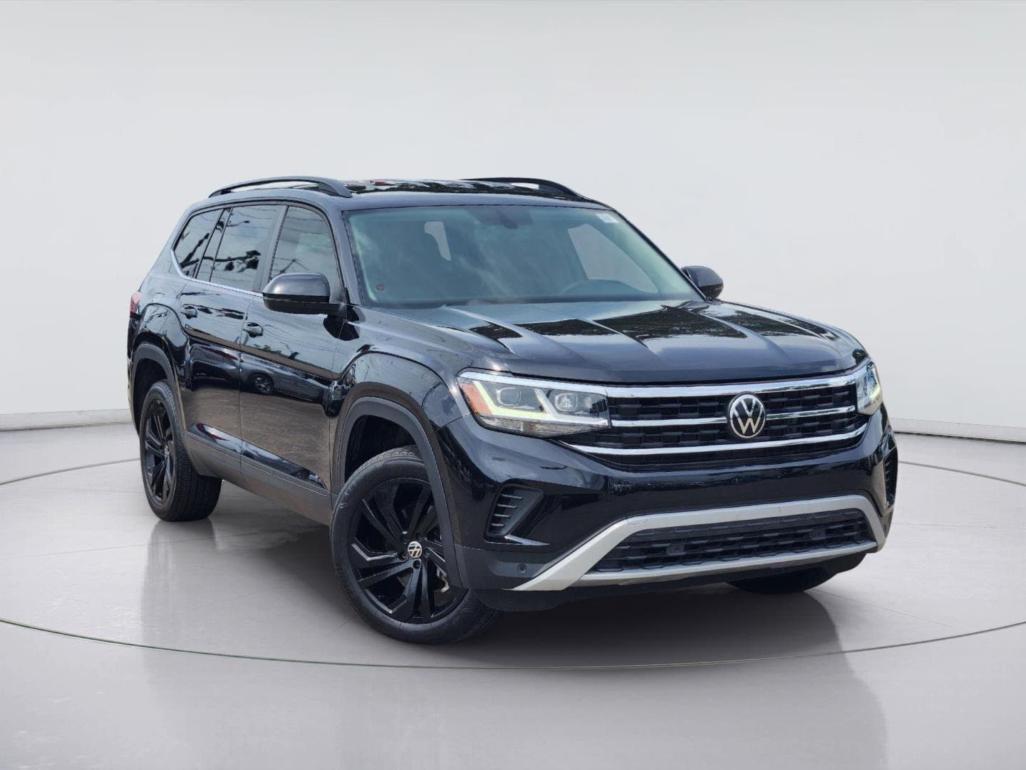 2023 Volkswagen Atlas 3.6L V6 SE w/Technology — photo 1 of 35
