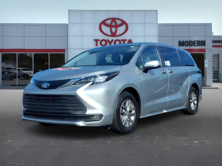 2025 Toyota Sienna XLE — photo 1 of 26