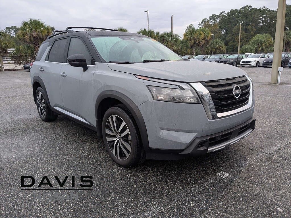 2025 Nissan Pathfinder Platinum — photo 1 of 2