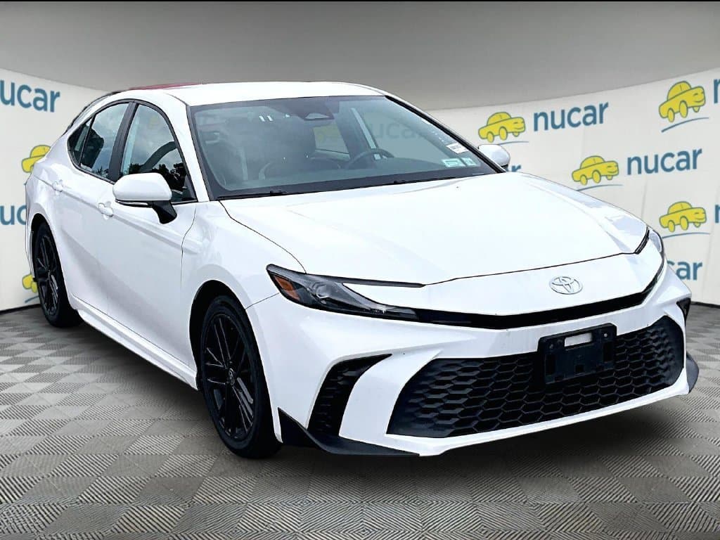 2025 Toyota Camry SE — photo 1 of 3