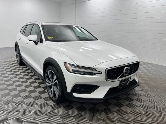2025 Volvo V60 Cross Country B5 Plus — photo 1 of 25