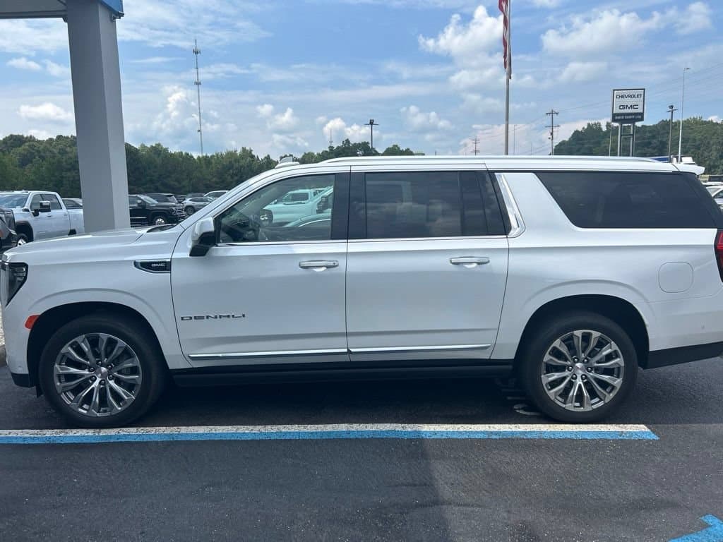 2024 GMC Yukon XL Denali — photo 1 of 8
