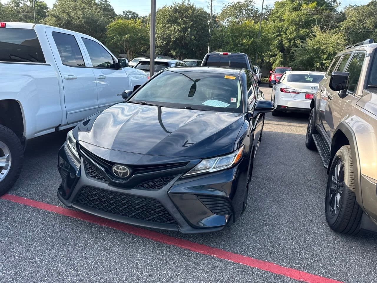 2018 Toyota Camry SE — photo 1 of 7