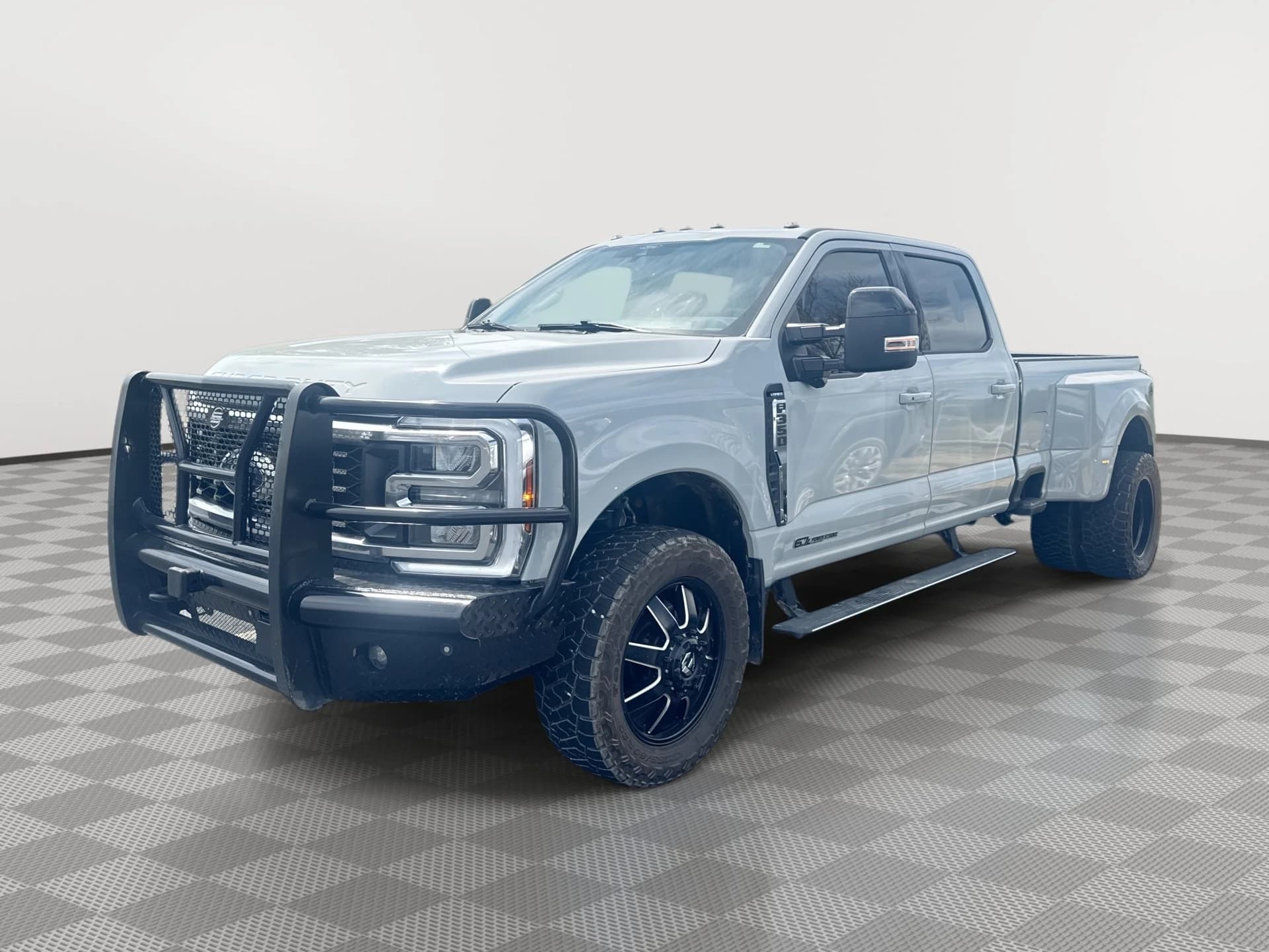 2025 Ford Super Duty F-350 DRW LARIAT — photo 1 of 2