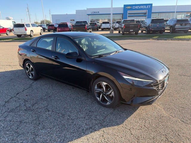 2023 Hyundai Elantra SEL — photo 1 of 21